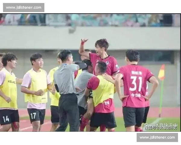 苏超 “西装主帅” 董松：江苏青训后卫的逆袭之路